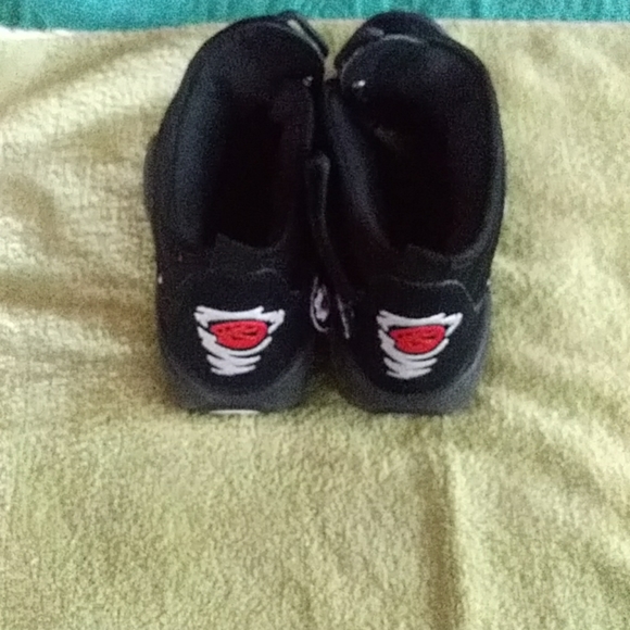 Black and white kids nike shoes - Picture 3 of 3
